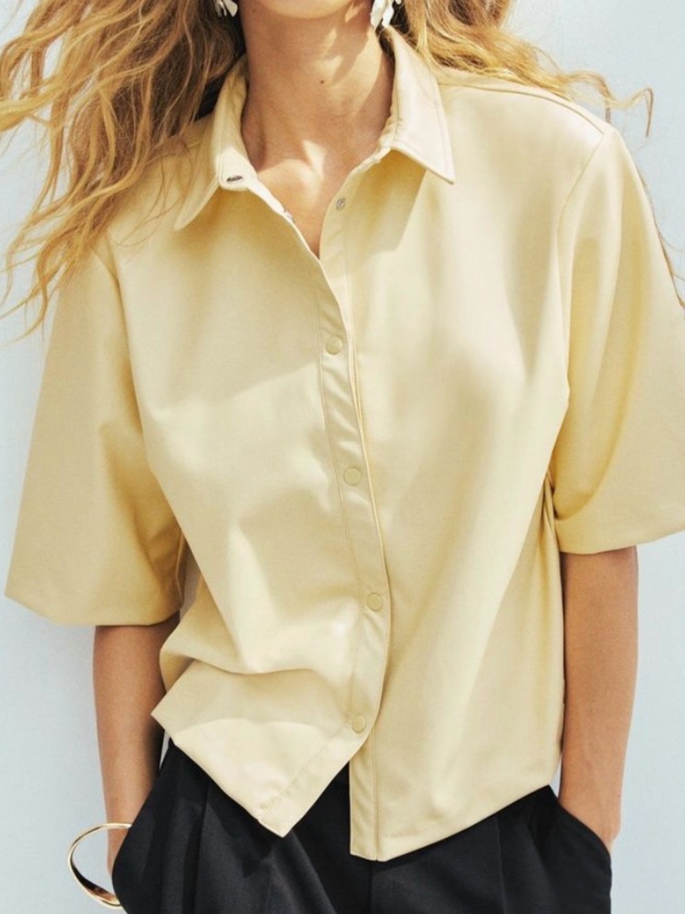 H&M Women's Cream Short-Sleeve Button Front Shirt me